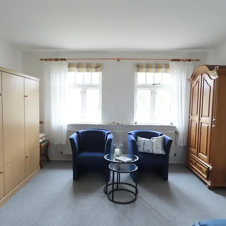 Grosse Warf Mit Rasenflaeche 오크홀름