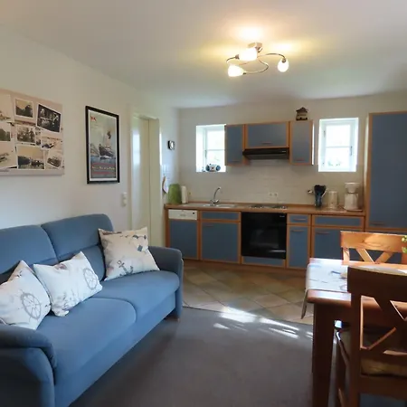 Grosse Warf Mit Rasenflaeche * 오크홀름