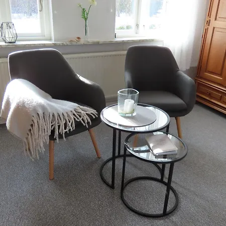 Grosse Warf Mit Rasenflaeche Lägenhet Ockholm