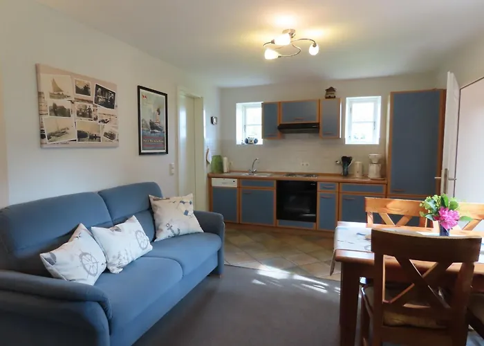 Grosse Warf Mit Rasenflaeche * Ockholm